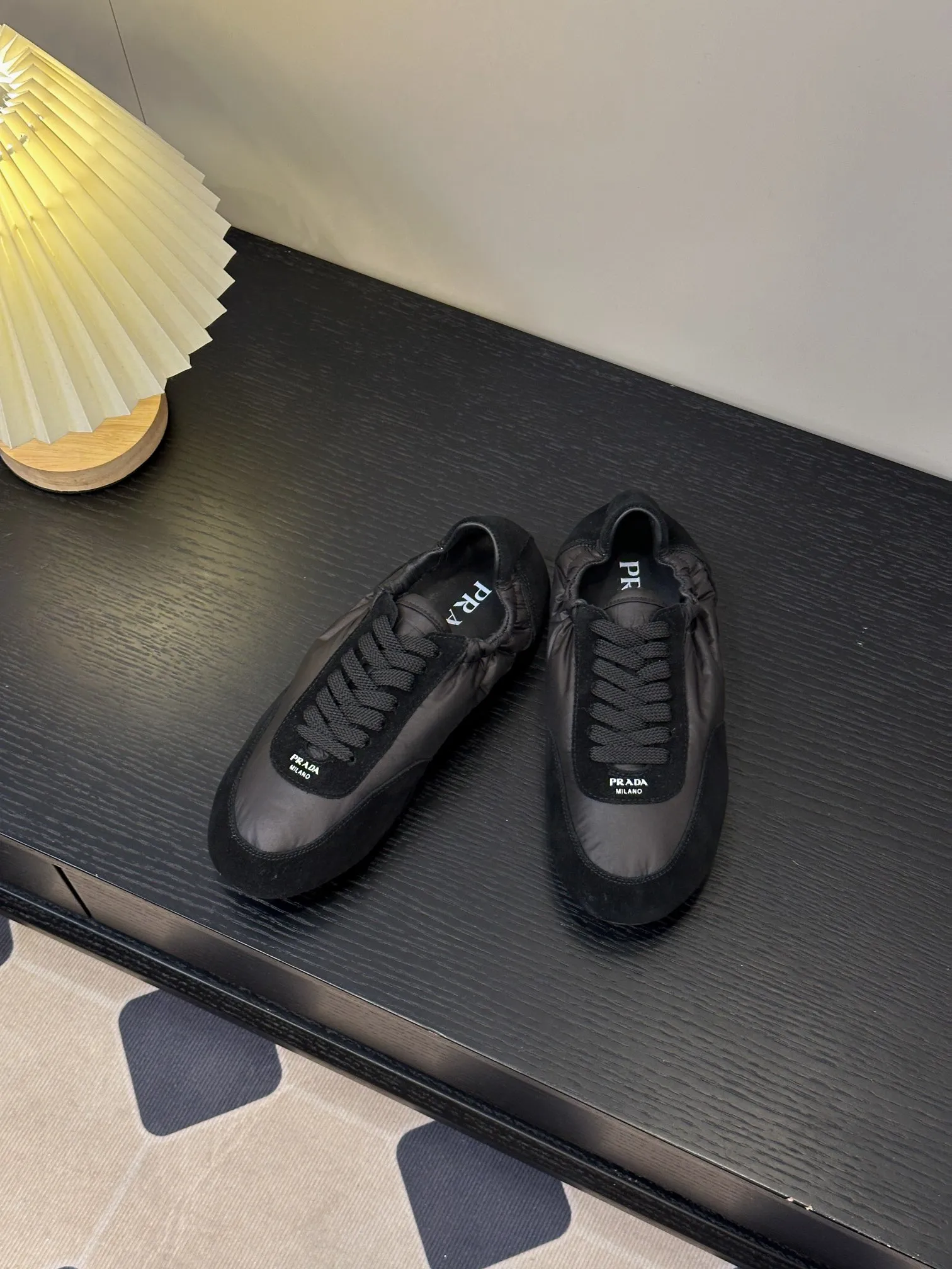 👟👟Ex-factory price 420👟👟 💠𝐏𝐑𝐀𝐃𝐀#Prada catwalk style lightweight thin-soled new moral training shoes casual shoes💠 outsole molded TPU❣️not made of rubber! The suede upper is textured, and the inner sheepskin is wrapped, which is soft and waxy. The insole is thickened with lambskin, which is extremely comfortable to step on, has a sense of support, and feels well wrapped. The shoe shape is full of wrapping, light, easy to wear, and practical. It is a casual shoe that makes you taller and longer legs! White is clean and refreshing, needed all year round, and can be easily worn with skirts and trousers. Upper: imported suede/original molded fabric. Lining: sheepskin. Outsole: TPU outsole! Different from cheap rubber soles on the market! Code number: 35-40 (40 customized)